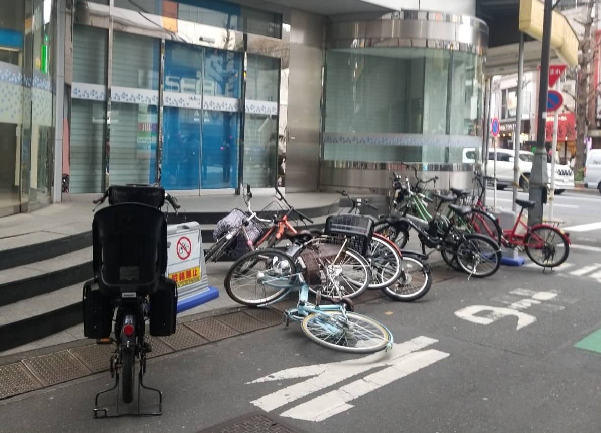 店舗前で倒れた自転車